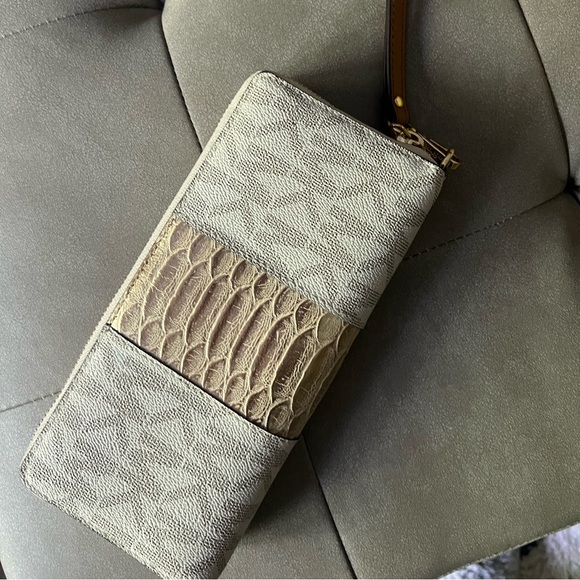 Michael Kors Large Double Zip Wallet Wristlet White Gold Authentic Like New - Picture 2 of 6